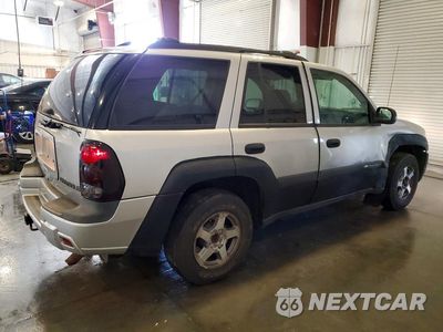 Trzecie zdjęcie samochodu z tyłu: 2004 CHEVROLET TRAILBLAZER LS VIN:1GNDT13S642386842 - miniatura