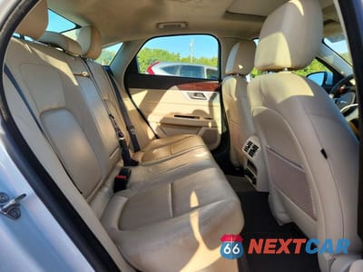 Zdjęcie 10 z 12 samochodu: 2019 JAGUAR XF PRESTIGE VIN:SAJBK4FX7KCY78204 - miniatura