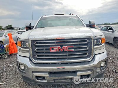 Piąte zdjęcie samochodu w środku: 2017 GMC SIERRA K2500 SLT VIN:1GT12TEG4HF105347 - miniatura