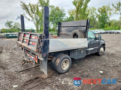 Trzecie zdjęcie samochodu z tyłu: 2004 GMC SIERRA DUMP TRUCK VIN:1GDJK34UX4E222255 - miniatura