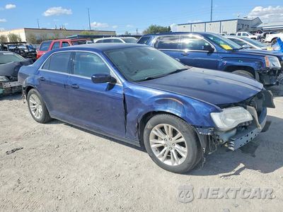 Czwarte zdjęcie samochodu z boku: 2017 CHRYSLER 300 LIMITED VIN:2C3CCAAGXHH591035 - miniatura