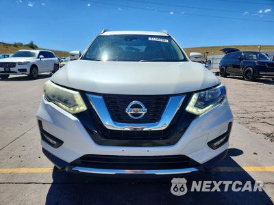 Piąte zdjęcie samochodu w środku: 2017 NISSAN ROGUE SL VIN:5N1AT2MV0HC770833 - miniatura