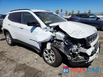 Czwarte zdjęcie samochodu z boku: 2025 JEEP COMPASS LATITUDE VIN:3C4NJDBN1ST592890 - miniatura