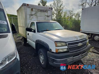 Czwarte zdjęcie samochodu z boku: 2005 CHEVROLET SILVERADO C2500 HEAVY DUTY VIN:1GBHC24U65E140670 - miniatura