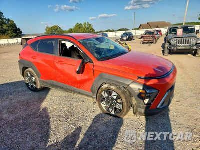 Czwarte zdjęcie samochodu z boku: 2024 HYUNDAI KONA SEL VIN:KM8HB3AB9RU112876 - miniatura