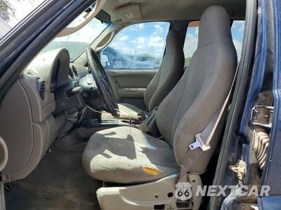 Zdjęcie 7 z 12 samochodu: 2004 JEEP LIBERTY SPORT VIN:1J4GK48K94W256074 - miniatura