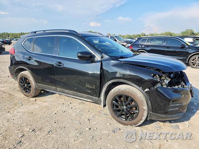 Czwarte zdjęcie samochodu z boku: 2017 NISSAN ROGUE SV VIN:5N1AT2MV9HC758275 - miniatura