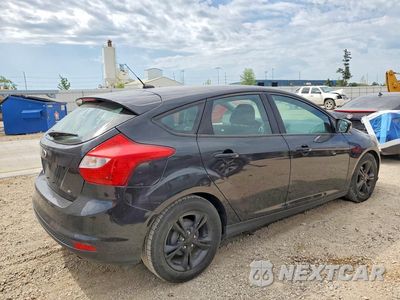 Trzecie zdjęcie samochodu z tyłu: 2014 FORD FOCUS SE VIN:1FADP3K23EL136275 - miniatura