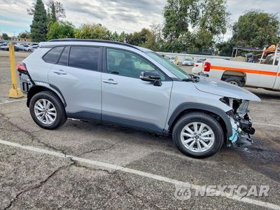 Czwarte zdjęcie samochodu z boku: 2026 TOYOTA COROLLA CROSS LE VIN:7MUBAAAGXTV215061 - miniatura