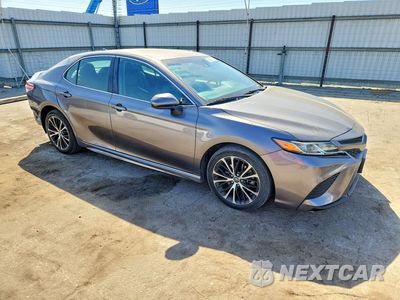 Czwarte zdjęcie samochodu z boku: 2020 TOYOTA CAMRY SE VIN:4T1G11AK8LU875997 - miniatura