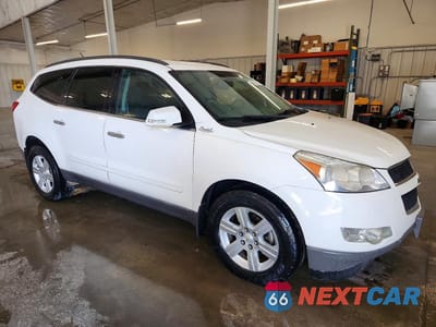 Czwarte zdjęcie samochodu z boku: 2012 CHEVROLET TRAVERSE LT VIN:1GNKVGED6CJ291429 - miniatura