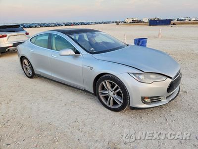 Czwarte zdjęcie samochodu z boku: 2013 TESLA MODEL S VIN:5YJSA1CN0DFP17301 - miniatura