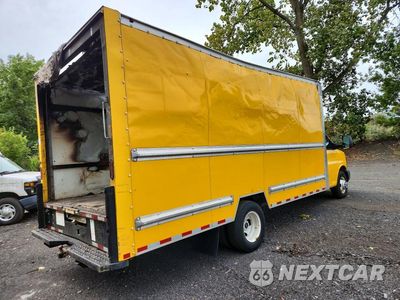 Trzecie zdjęcie samochodu z tyłu: 2017 GMC SAVANA BOX TRUCK VIN:1GD37TCG4H1905409 - miniatura
