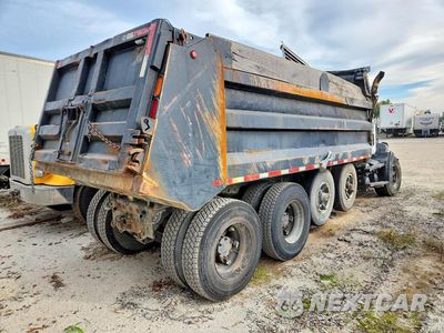 Trzecie zdjęcie samochodu z tyłu: 1995 MACK CL713 DUMP TRUCK VIN:1M2AD09C4SW003047 - miniatura