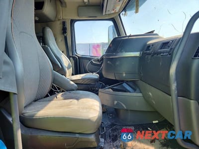 Piąte zdjęcie samochodu w środku: 2019 VOLVO VNL SEMI TRUCK VIN:4V4NC9EH8KN872288 - miniatura