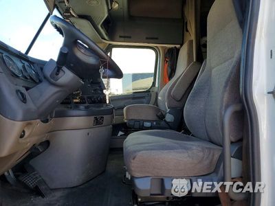 Zdjęcie 7 z 13 samochodu: 2019 FREIGHTLINER CASCADIA 125 SEMI TRUCK VIN:3AKJGLDR8KDKE5315 - miniatura