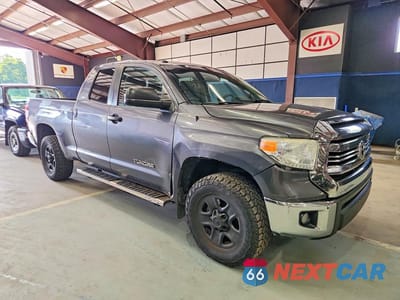 Czwarte zdjęcie samochodu z boku: 2017 TOYOTA TUNDRA SR5 VIN:5TFUM5F16HX070432 - miniatura
