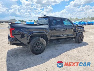 Trzecie zdjęcie samochodu z tyłu: 2025 TOYOTA TACOMA SR5 VIN:3TMLB5JN4SM193414 - miniatura