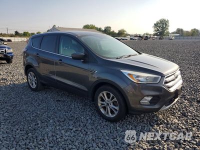 Czwarte zdjęcie samochodu z boku: 2017 FORD ESCAPE SE VIN:1FMCU0GD5HUA53660 - miniatura