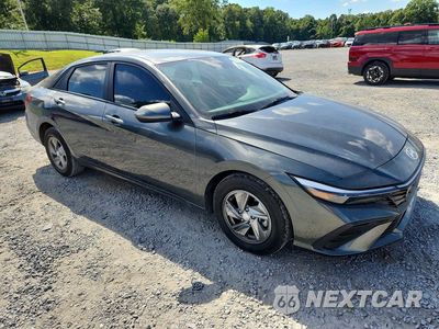 Czwarte zdjęcie samochodu z boku: 2024 HYUNDAI ELANTRA SE VIN:KMHLL4DG8RU658136 - miniatura
