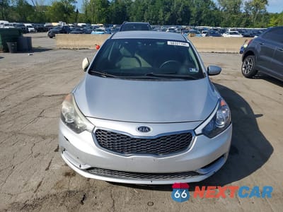 Piąte zdjęcie samochodu w środku: 2015 KIA FORTE LX VIN:KNAFK4A64F5433800 - miniatura