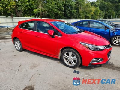 Czwarte zdjęcie samochodu z boku: 2018 CHEVROLET CRUZE LT VIN:3G1BE6SM6JS651536 - miniatura