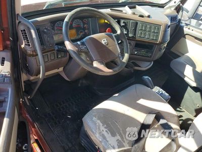 Zdjęcie 8 z 13 samochodu: 2016 VOLVO VNL SEMI TRUCK VIN:4V4NC9EG9GN931590 - miniatura