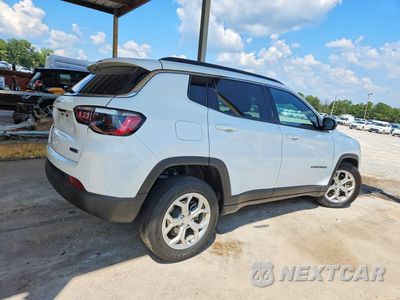 Trzecie zdjęcie samochodu z tyłu: 2024 JEEP COMPASS LATITUDE VIN:3C4NJDBN2RT118943 - miniatura