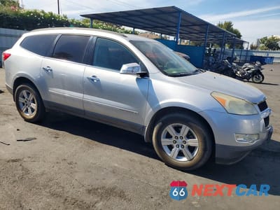 Czwarte zdjęcie samochodu z boku: 2009 CHEVROLET TRAVERSE LT VIN:1GNER23D19S136569 - miniatura