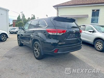 Trzecie zdjęcie samochodu z tyłu: 2018 TOYOTA HIGHLANDER LE VIN:5TDBZRFH9JS904623 - miniatura