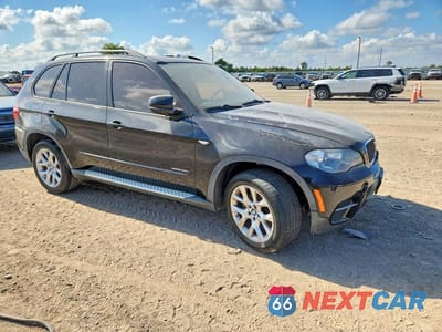 Czwarte zdjęcie samochodu z boku: 2013 BMW X5 XDRIVE35I VIN:5UXZV4C5XD0B02856 - miniatura