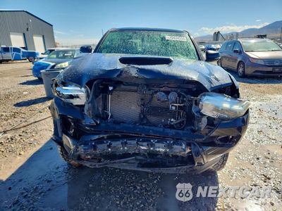 Piąte zdjęcie samochodu w środku: 2017 TOYOTA TACOMA TRD SPORT VIN:3TMCZ5AN6HM054549 - miniatura