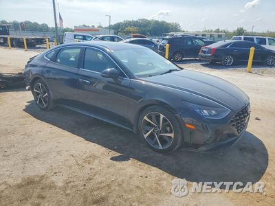 Czwarte zdjęcie samochodu z boku: 2021 HYUNDAI SONATA SEL PLUS VIN:5NPEJ4J26MH084795 - miniatura