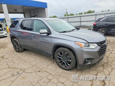 Czwarte zdjęcie samochodu z boku: 2021 CHEVROLET TRAVERSE RS VIN:1GNEVJKW2MJ142159 - miniatura
