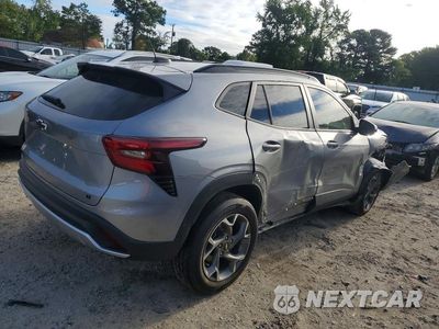 Trzecie zdjęcie samochodu z tyłu: 2025 CHEVROLET TRAX 1LT VIN:KL77LHEP4SC220492 - miniatura