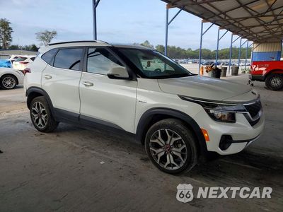 Czwarte zdjęcie samochodu z boku: 2021 KIA SELTOS S VIN:KNDEUCA24M7152372 - miniatura
