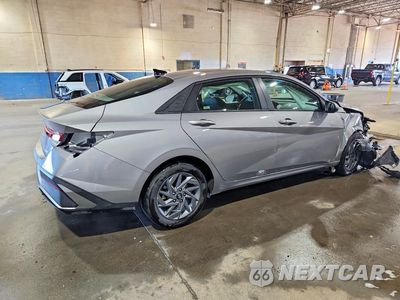 Trzecie zdjęcie samochodu z tyłu: 2026 HYUNDAI ELANTRA HYBRID BLUE VIN:KMHLM4DJ5TU189507 - miniatura