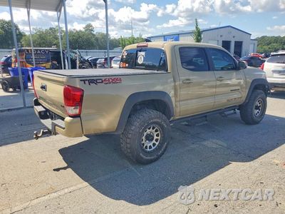Trzecie zdjęcie samochodu z tyłu: 2017 TOYOTA TACOMA TRD OFF-ROAD VIN:5TFCZ5AN0HX070935 - miniatura