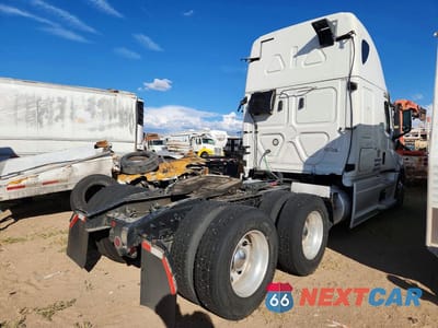 Trzecie zdjęcie samochodu z tyłu: 2021 FREIGHTLINER CASCADIA 126 SEMI TRUCK VIN:1FUJHHDV1MLMJ1180 - miniatura