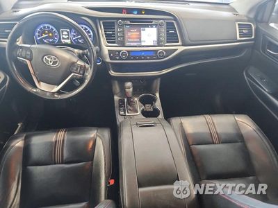 Zdjęcie 8 z 13 samochodu: 2019 TOYOTA HIGHLANDER SE VIN:5TDJZRFH9KS964785 - miniatura