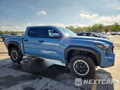 Czwarte zdjęcie samochodu z boku: 2026 TOYOTA TACOMA TRD OFF-ROAD VIN:3TMLB5JN8TM248979 - miniatura