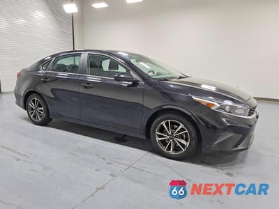 Czwarte zdjęcie samochodu z boku: 2023 KIA FORTE LXS VIN:3KPF24AD2PE592421 - miniatura