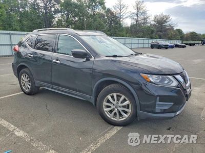 Czwarte zdjęcie samochodu z boku: 2018 NISSAN ROGUE SV VIN:5N1AT2MV0JC789971 - miniatura