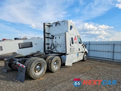 Trzecie zdjęcie samochodu z tyłu: 2020 FREIGHTLINER CASCADIA 1 - SEMI TRUCK VIN:3AKJHHDR0LSLS3405 - miniatura