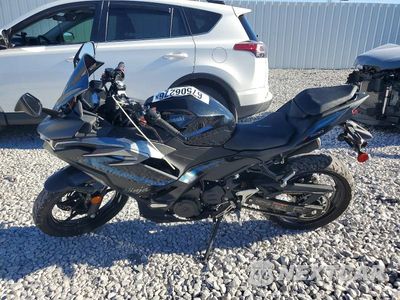 Trzecie zdjęcie samochodu z tyłu: 2025 KAWASAKI EX500 A VIN:ML5EXGJ14SDA54167 - miniatura