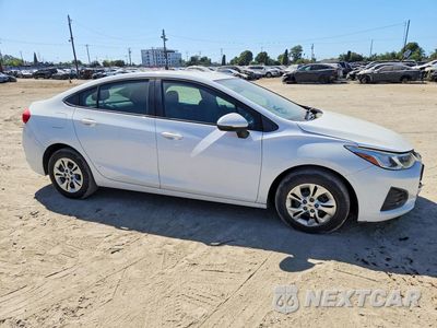 Czwarte zdjęcie samochodu z boku: 2019 CHEVROLET CRUZE LS VIN:1G1BC5SM2K7150577 - miniatura