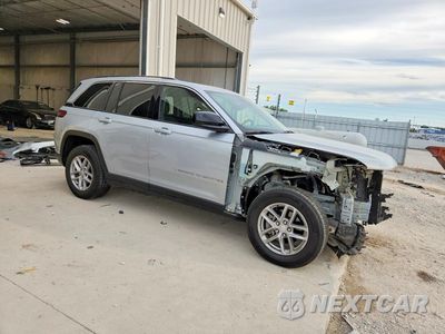 Czwarte zdjęcie samochodu z boku: 2023 JEEP GRAND CHEROKEE LAREDO VIN:1C4RJHAG0P8910922 - miniatura