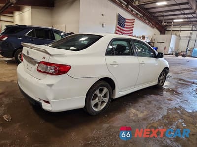 Trzecie zdjęcie samochodu z tyłu: 2013 TOYOTA COROLLA S VIN:2T1BU4EE7DC926741 - miniatura