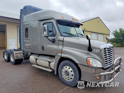 Czwarte zdjęcie samochodu z boku: 2015 FREIGHTLINER CASCADIA SEMI TRUCK VIN:1FVXGF005FLGJ7504 - miniatura
