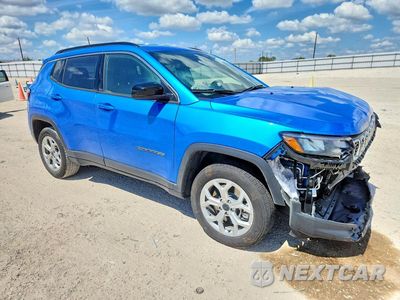 Czwarte zdjęcie samochodu z boku: 2025 JEEP COMPASS LATITUDE VIN:3C4NJDBN8ST586262 - miniatura